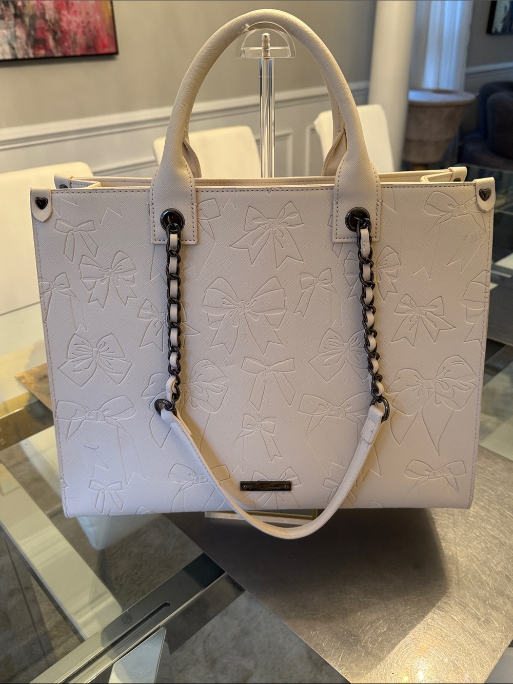 Betsey Johnson XOKiara2 Embossed Bow Creme Tote W/ Wristlet-NWOT - Picture 3 of 15